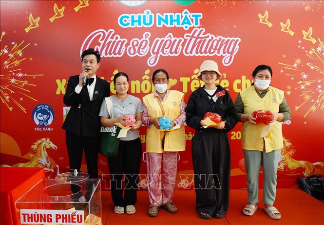 Người bệnh và thân nhân nhận quà Tết tại Chương trình Chủ nhật chia sẻ yêu thương của Bệnh viện Chợ Rẫy. Ảnh: Đinh Hằng - TTXVN