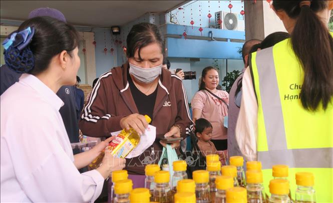 Người bệnh mua sắm tại Phiên chợ 0 đồng do Bệnh viện Nhân dân Gia Định tổ chức. Ảnh: Đinh Hằng - TTXVN