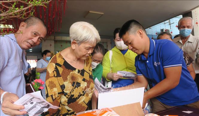 Người bệnh mua sắm tại Phiên chợ 0 đồng do Bệnh viện Nhân dân Gia Định tổ chức. Ảnh: Đinh Hằng - TTXVN