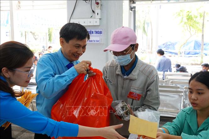 Người bệnh và thân nhân nhận quà Tết tại Chương trình Chủ nhật chia sẻ yêu thương của Bệnh viện Chợ Rẫy. Ảnh: Đinh Hằng - TTXVN