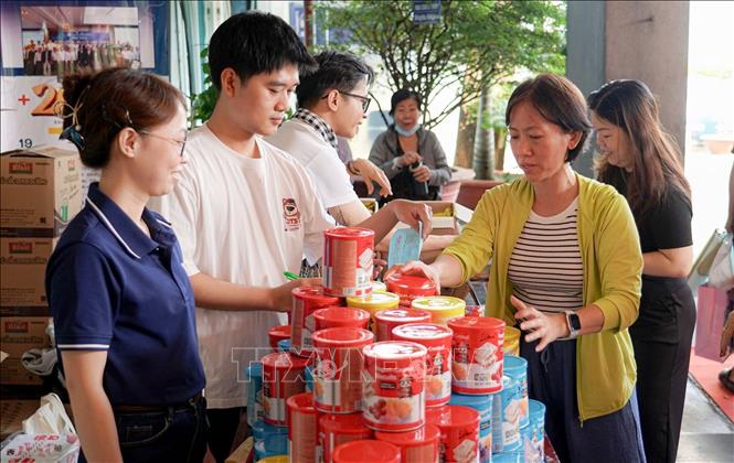 Gian hàng tại Phiên chợ 0 đồng do Bệnh viện Nhân dân Gia Định tổ chức. Ảnh: Đinh Hằng - TTXVN