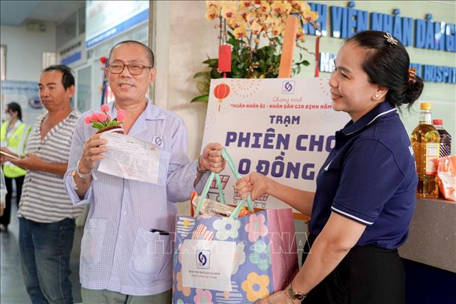 Người bệnh phấn khởi sau khi mua sắm tại Phiên chợ 0 đồng do Bệnh viện Nhân dân Gia Định tổ chức. Ảnh: Đinh Hằng - TTXVN