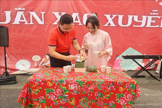 Hoạt động gói bánh chưng tại Lễ hội.  Ảnh: Việt Dũng (P/v TTXVN tại Singapore)