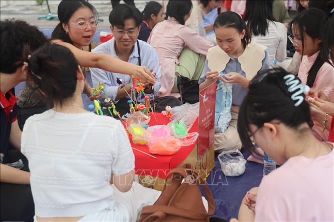 Du học sinh Việt Nam tại Singapore trải nghiệm nặn tò he. Ảnh: Việt Dũng (P/v TTXVN tại Singapore)