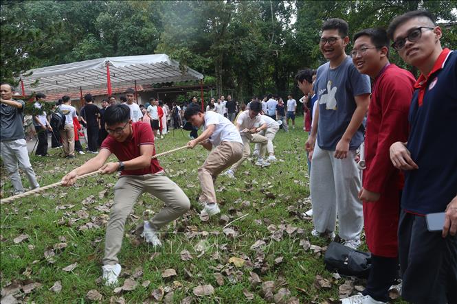 Du học sinh Việt Nam tại Singapore hào hứng tham gia trò chơi kéo co. Ảnh: Việt Dũng (P/v TTXVN tại Singapore)