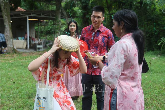 Du học sinh Việt Nam tại Singapore hào hứng tham gia trò chơi tại lễ hội. Ảnh: Việt Dũng (P/v TTXVN tại Singapore)
