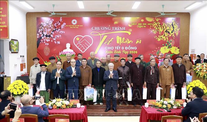 Người có uy tín, người cao tuổi có hoàn cảnh khó khăn tại xã Đạo Trù được nhận quà từ Ban tổ chức. Ảnh: Hoàng Hùng - TTXVN