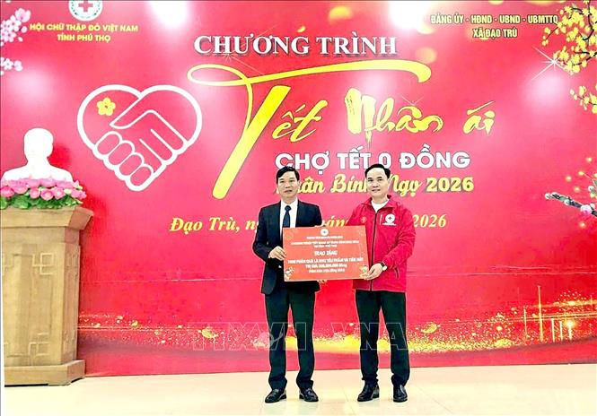 Trung tâm Dịch vụ Nhân đạo, trực thuộc Trung ương Hội Chữ thập đỏ Việt Nam trao tặng Chương trình Tết Nhân ái Xuân Bính Ngọ tại tỉnh Phú Thọ 1000 phần quà là nhu yếu phẩm và tiền mặt trị giá 500 triệu đồng. Ảnh: Hoàng Hùng - TTXVN