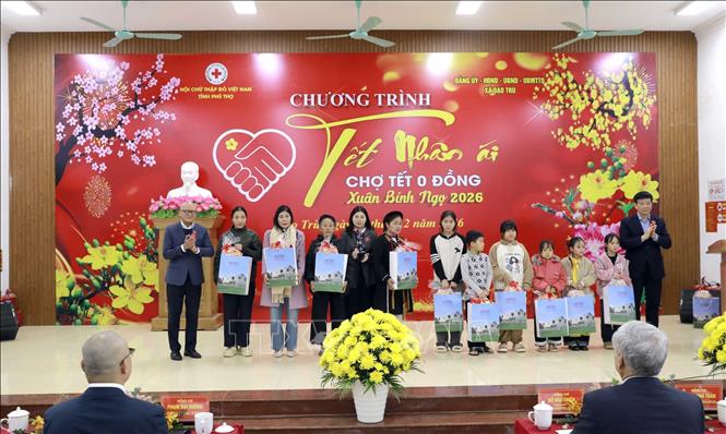 Trẻ mồ côi, trẻ có hoàn cảnh khó khăn tại xã Đạo Trù nhận quà từ Ban tổ chức. Ảnh: Hoàng Hùng - TTXVN