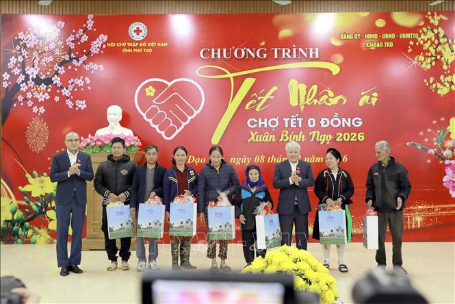 Người cao tuổi có hoàn cảnh khó khăn tại xã Đạo Trù nhận quà từ Ban tổ chức. Ảnh: Hoàng Hùng - TTXVN