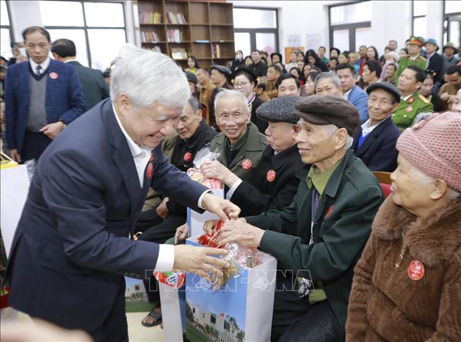 Phó Chủ tịch Thường trực Quốc hội Đỗ Văn Chiến trao quà cho các đảng viên trên 50 năm tuổi đảng xã Đạo Trù. Ảnh: Hoàng Hùng - TTXVN