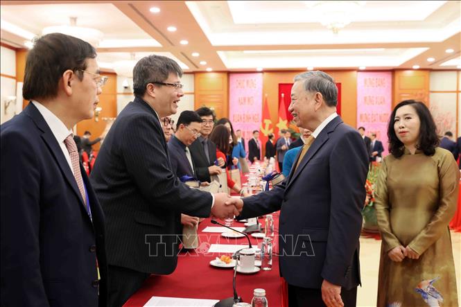 Tổng Bí thư Tô Lâm với các đại biểu tham dự Chương trình Xuân Quê hương 2026. Ảnh: An Đăng - TTXVN