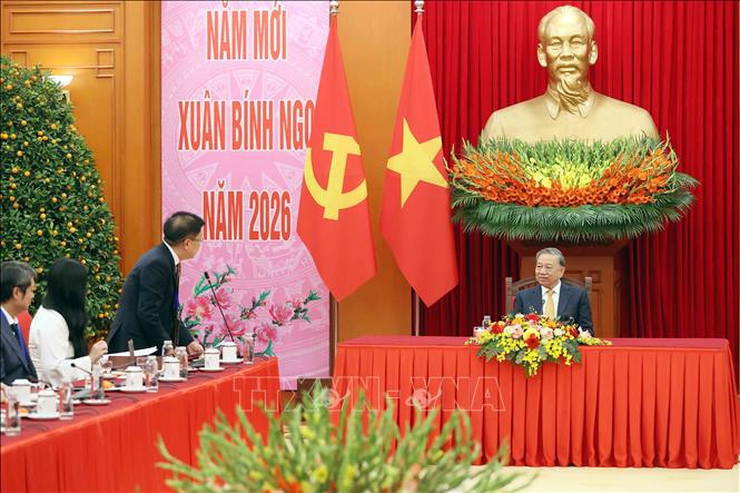 Tổng Bí thư Tô Lâm nghe các ý kiến phát biểu của kiều bào tại buổi gặp mặt. Ảnh: An Đăng - TTXVN