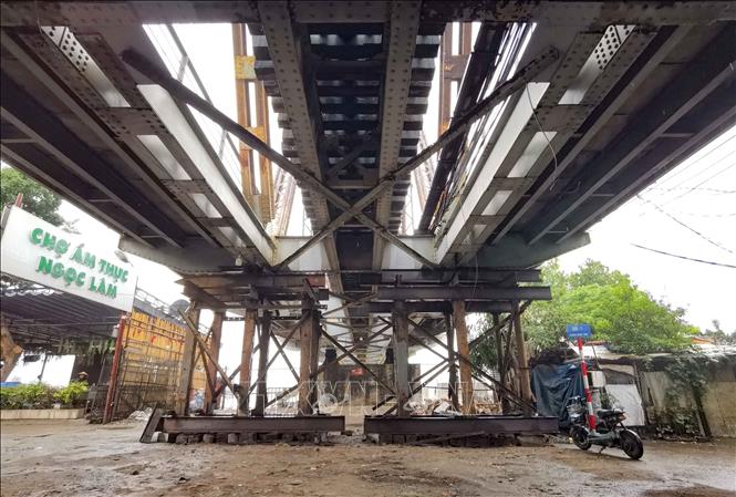 Các trụ tạm gia cố đã được lắp đặt. Ảnh: Thanh Tùng - TTXVN