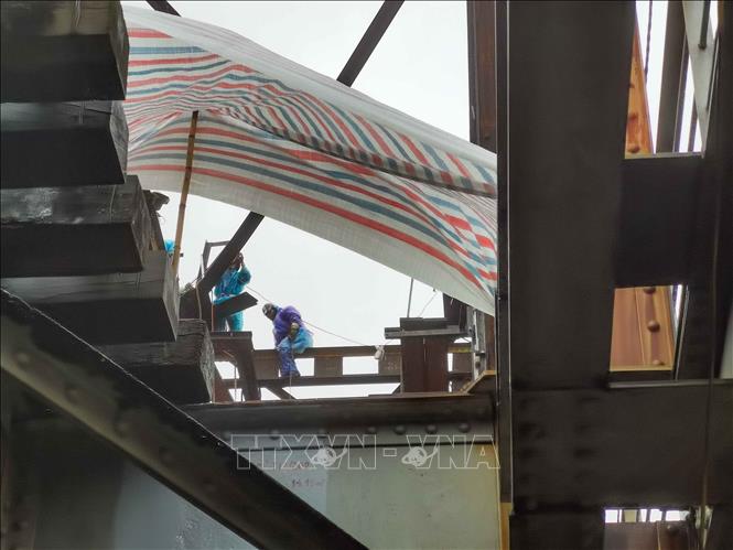 Dự kiến khi việc thay thế các bản thép tiếp điểm mới hoàn thành, sẽ tiến hành thử tải cầu; nếu kết quả thử tải đáp ứng các điều kiện đảm bảo an toàn sẽ cho phép chạy tàu nhẹ qua cầu. Ảnh: Thanh Tùng - TTXVN