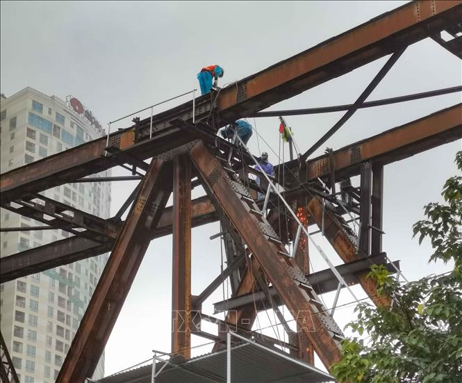 Công tác sửa chữa khẩn cấp nhịp 18 đang được triển khai khẩn trương để sớm tiến hành thử tải cầu. Ảnh: Thanh Tùng – TTXVN