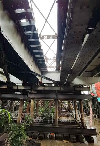 Các trụ tạm gia cố đã được lắp đặt. Ảnh: Thanh Tùng - TTXVN