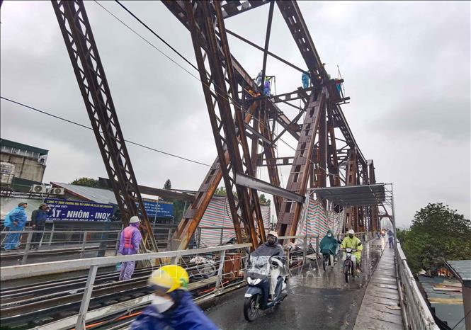 Sự cố cầu Long Biên đã gây tác động dây chuyền đến hệ thống vận tải phía Bắc, ngành đường sắt đã khẩn trương triển khai phương án thay thế nhằm bảo đảm thông suốt giao thông. Ảnh: Thanh Tùng - TTXVN