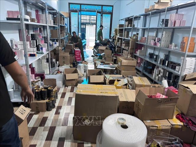 Lực lượng chức năng phát hiện, kiểm tra các điểm buôn bán hàng giả. Ảnh: TTXVN phát