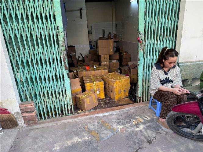 Lực lượng chức năng phát hiện, kiểm tra các điểm buôn bán hàng giả. Ảnh: TTXVN phát
