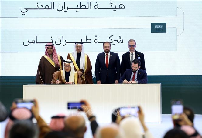 Các quan chức Syria và Saudi Arabia ký thỏa thuận hợp tác trong lĩnh vực hàng không tại Damascus, Syria ngày 7/2/2026. Ảnh: THX/TTXVN