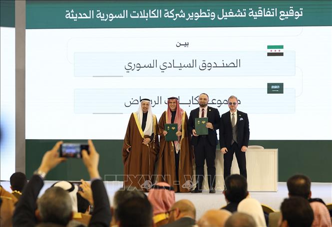 Các quan chức Syria và Saudi Arabia tại lễ ký các thỏa thuận hợp tác ở Damascus, Syria ngày 7/2/2026. Ảnh: THX/TTXVN