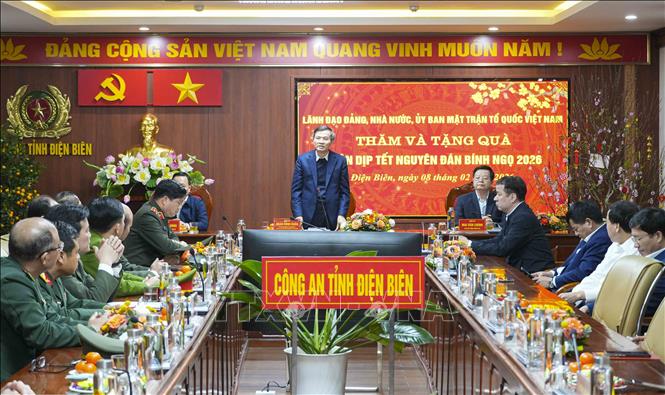 Giám đốc Học viện Chính trị quốc gia Hồ Chí Minh Đoàn Minh Huấn phát biểu chúc Tết cán bộ, chiến sĩ Công an tỉnh Điện Biên. Ảnh: Xuân Tư - TTXVN