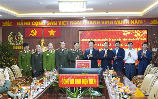 Lãnh đạo tỉnh Điện Biên tặng quà Tết cho cán bộ, chiến sĩ Công an tỉnh Điện Biên. Ảnh: Xuân Tư - TTXVN