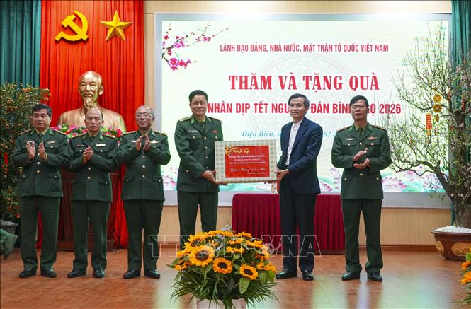 Giám đốc Học viện Chính trị quốc gia Hồ Chí Minh Đoàn Minh Huấn tặng quà Tết cho cán bộ, chiến sĩ Bộ đội Biên phòng tỉnh Điện Biên. Ảnh: Xuân Tư - TTXVN