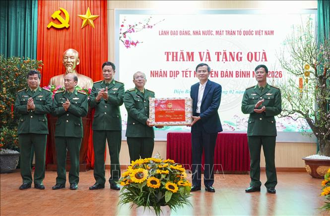 Giám đốc Học viện Chính trị quốc gia Hồ Chí Minh Đoàn Minh Huấn tặng quà Tết cho cán bộ, chiến sĩ Bộ đội Biên phòng tỉnh Điện Biên. Ảnh: Xuân Tư - TTXVN