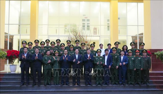 Giám đốc Học viện Chính trị quốc gia Hồ Chí Minh Đoàn Minh Huấn và Phó Thủ tướng Mai Văn Chính với cán bộ, chiến sĩ Bộ đội Biên phòng tỉnh Điện Biên. Ảnh: Xuân Tư - TTXVN