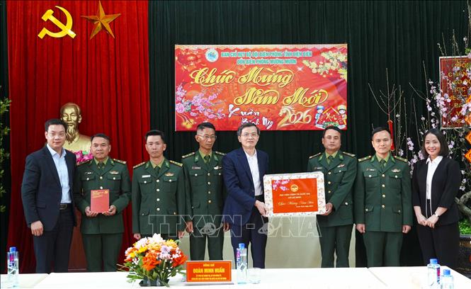 Giám đốc Học viện Chính trị quốc gia Hồ Chí Minh Đoàn Minh Huấn tặng quà Tết cho cán bộ, chiến sĩ Đồn Biên phòng Mường Mươn, tỉnh Điện Biên. Ảnh: Xuân Tư - TTXVN
