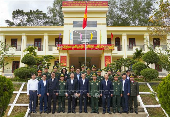 Giám đốc Học viện Chính trị quốc gia Hồ Chí Minh Đoàn Minh Huấn và Phó Thủ tướng Mai Văn Chính với cán bộ, chiến sĩ Đồn Biên phòng Mường Mươn, tỉnh Điện Biên. Ảnh: Xuân Tư - TTXVN