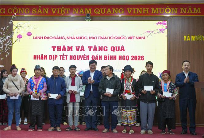Lãnh đạo tỉnh Điện Biên tặng quà Tết cho người nghèo, gia đình chính sách xã Mường Pồn, tỉnh Điện Biên. Ảnh: Xuân Tư - TTXVN