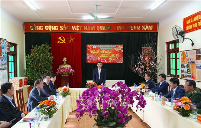 Giám đốc Học viện Chính trị quốc gia Hồ Chí Minh Đoàn Minh Huấn phát biểu chúc Tết cán bộ, chiến sĩ Đồn Biên phòng Mường Mươn, tỉnh Điện Biên. Ảnh: Xuân Tư - TTXVN
