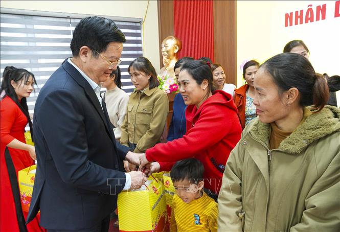 Phó Thủ tướng Mai Văn Chính tặng quà Tết cho đoàn viên, người lao động xã Mường Pồn, tỉnh Điện Biên. Ảnh: Xuân Tư - TTXVN