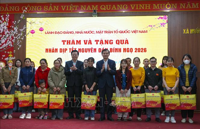 Giám đốc Học viện Chính trị quốc gia Hồ Chí Minh Đoàn Minh Huấn và Phó Thủ tướng Mai Văn Chính tặng quà Tết cho đoàn viên công đoàn xã Mường Pồn, tỉnh Điện Biên. Ảnh: Xuân Tư - TTXVN