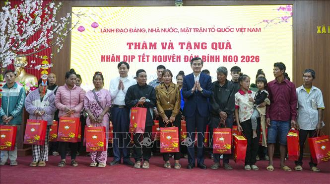 Giám đốc Học viện Chính trị quốc gia Hồ Chí Minh Đoàn Minh Huấn tặng quà Tết cho người nghèo, gia đình chính sách xã Mường Pồn, tỉnh Điện Biên. Ảnh: Xuân Tư - TTXVN