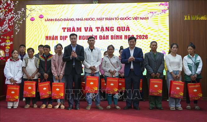 Lãnh đạo Trung ương và tỉnh Điện Biên tặng quà Tết cho người nghèo, gia đình chính sách xã Mường Pồn, tỉnh Điện Biên. Ảnh: Xuân Tư - TTXVN