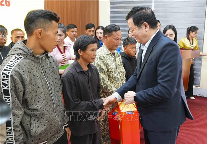 Phó Thủ tướng Mai Văn Chính tặng quà Tết cho người nghèo, gia đình chính sách xã Mường Pồn, tỉnh Điện Biên. Ảnh: Xuân Tư - TTXVN