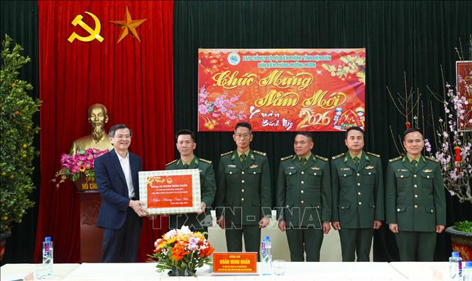 Giám đốc Học viện Chính trị quốc gia Hồ Chí Minh Đoàn Minh Huấn tặng quà Tết cho cán bộ, chiến sĩ Đồn Biên phòng Mường Mươn, tỉnh Điện Biên. Ảnh: Xuân Tư - TTXVN
