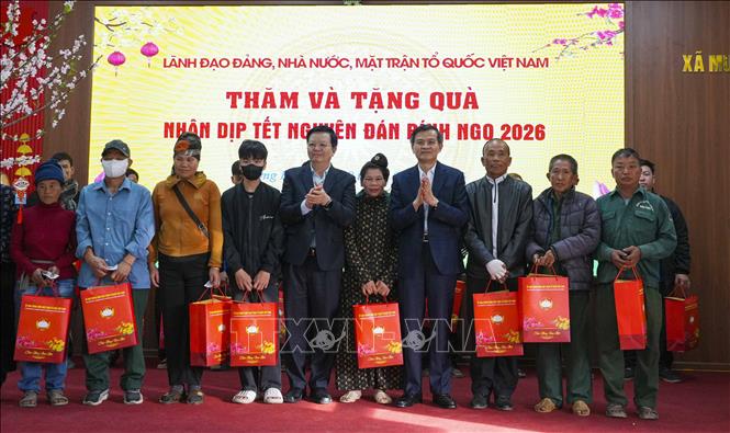 Giám đốc Học viện Chính trị quốc gia Hồ Chí Minh Đoàn Minh Huấn và Phó Thủ tướng Mai Văn Chính tặng quà Tết cho người nghèo, gia đình chính sách xã Mường Pồn, tỉnh Điện Biên. Ảnh: Xuân Tư - TTXVN