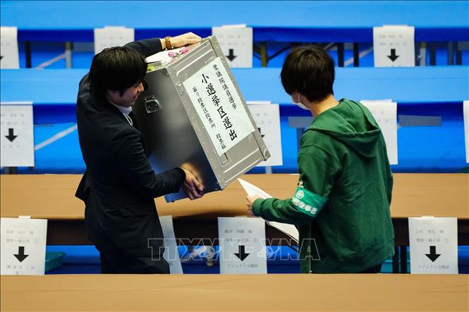 Nhân viên làm việc tại điểm kiểm phiếu trong cuộc bầu cử Hạ viện ở Tokyo, Nhật Bản ngày 8/2/2026. Ảnh: THX/TTXVN
