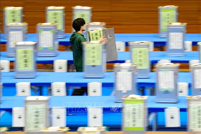 Nhân viên làm việc tại điểm kiểm phiếu trong cuộc bầu cử Hạ viện ở Tokyo, Nhật Bản ngày 8/2/2026. Ảnh: THX/TTXVN