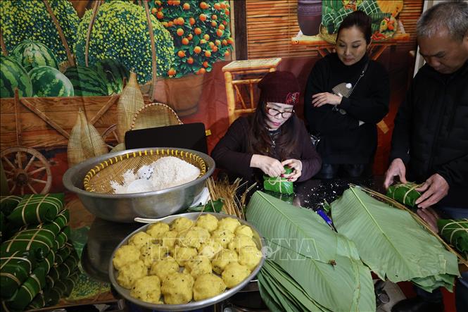 Gói bánh chưng, hoạt động thường niên tại chùa Phúc Lâm. Ảnh: Thu Hằng - Phóng viên TTXVN tại Đức