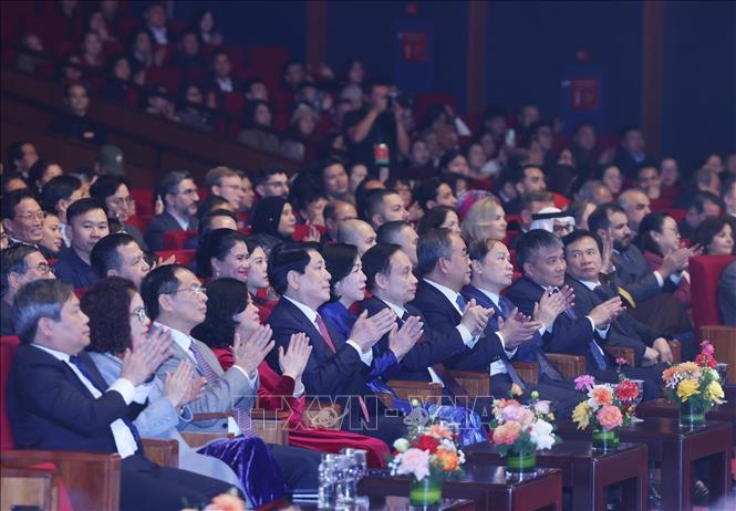 Chủ tịch nước Lương Cường và Phu nhân cùng các đại biểu dự Chương trình nghệ thuật đặc biệt Xuân Quê hương 2026. Ảnh: Lâm Khánh - TTXVN