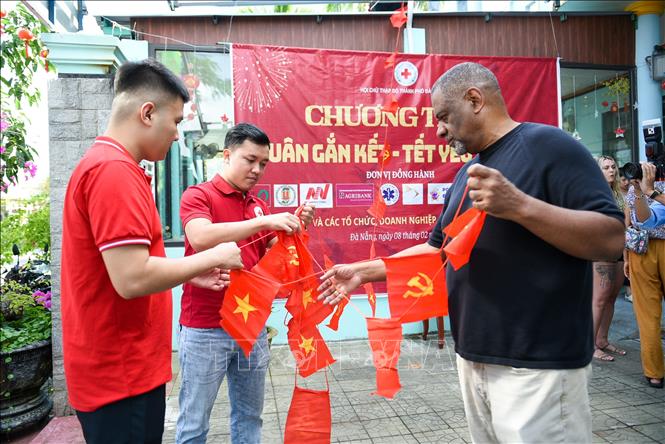 Tình nguyện viên trang trí không gian Tết tại Trung tâm. Ảnh: Trần Lê Lâm - TTXVN 