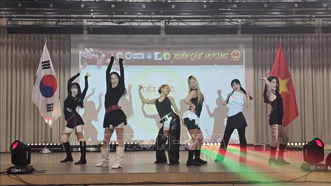 Một tiết mục biểu diễn K.pop của các nghệ sĩ Hàn Quốc góp mặt tại Chương trình. Ảnh: Đức Thắng - P/v TTXVN tại Hàn Quốc
