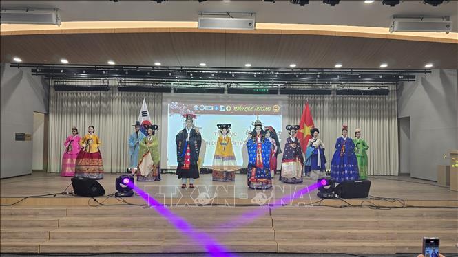 Tiết mục trình diễn Hanbok của các nghệ sĩ Hàn Quốc tại chương trình. Ảnh: Đức Thắng (P/v TTXVN tại Hàn Quốc) 
