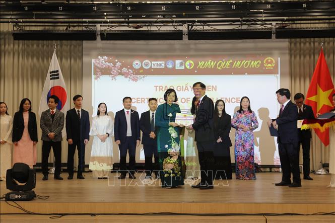 Ông Vũ Hồ, Đại sứ Việt Nam tại Hàn Quốc, trao Giấy khen cho bà Nghiêm Thị Sáu Hương (Kim Seon Mi), Chủ nhiệm Hội đồng Điều hành VAG tại Hàn Quốc. Ảnh: Đức Thắng (P/v TTXVN tại Hàn Quốc) 